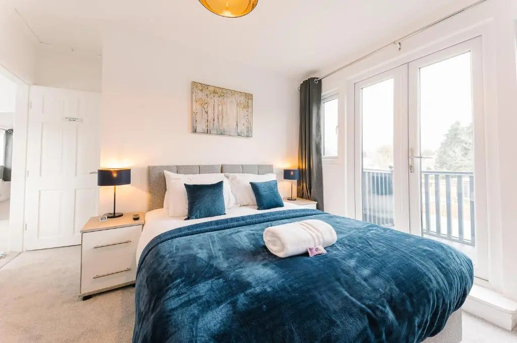 The White House - Grand & Spectacular 5-bed, sleeps 14- Central Solihull, NEC, JLR, HS2, Resorts World, Airport