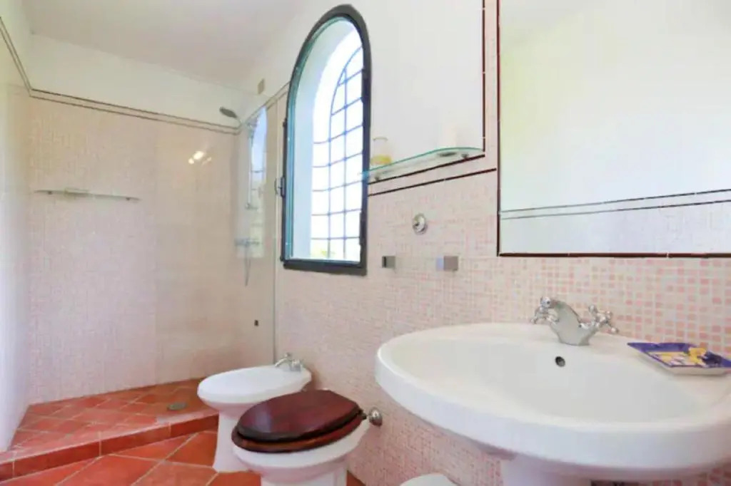 Tuscan villa with views and pool. Hosts up to 15