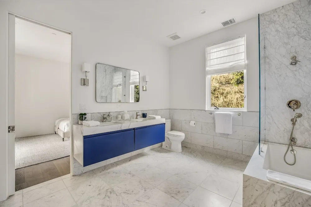 Laurel Canyon - Architectural Modern Estate With Pool & Landscaped Garden
