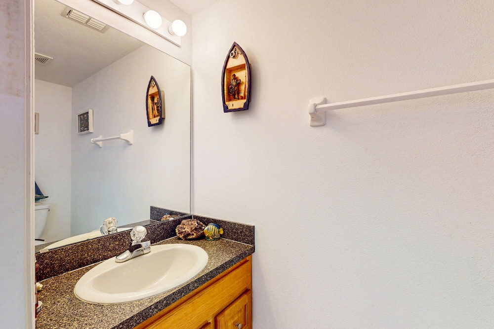 Spacious Home in Cute Area With Central AC & Washer/dryer - Snowbirds Welcome
