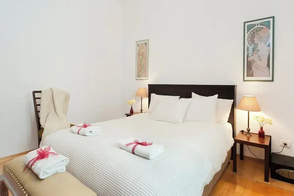Bright and Charming 1BR Apt Near Shore