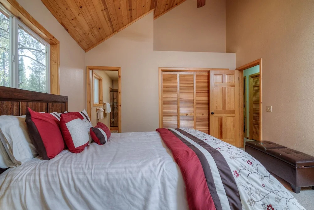 3BR Pine Forest House in Truckee Tahoe Donner by RedAwning