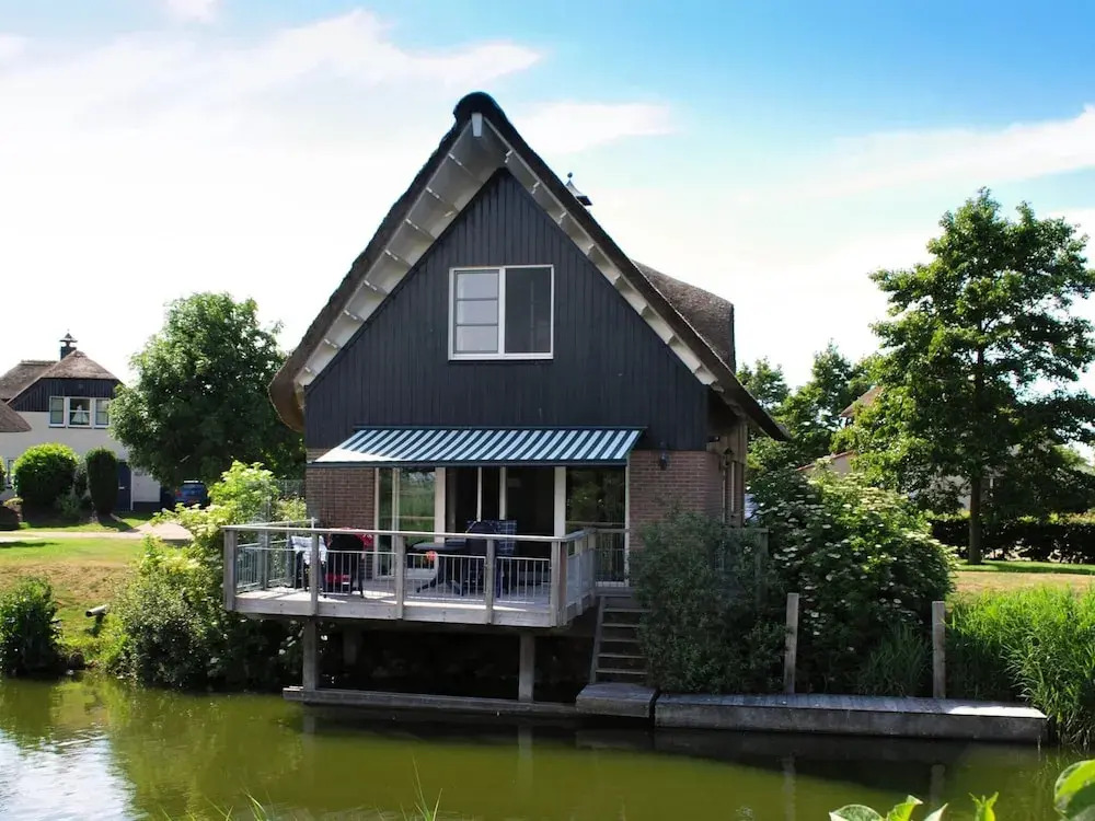 Thatched Villa by Ijsselmeer