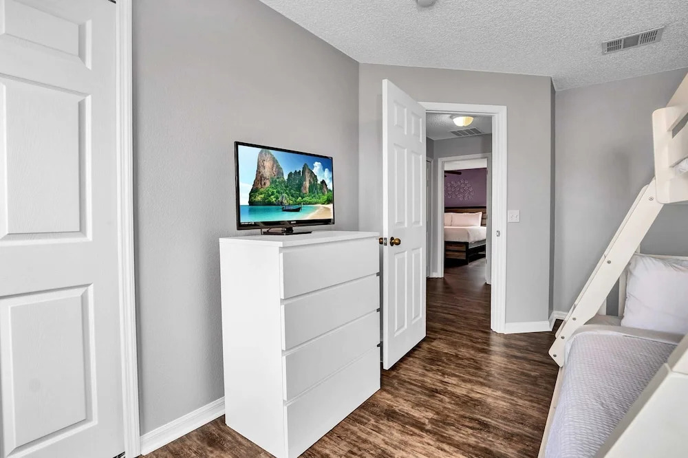 Fresh Decor With Hardwood Floors Huge Private Pool Area CDC Standards 4tv121