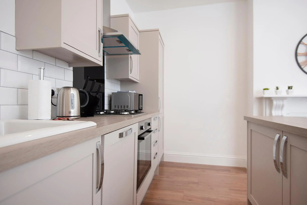 Oliverball Serviced Apartments - Flat A - Spacious ground floor, 1 bedroom apartment in Central Southsea