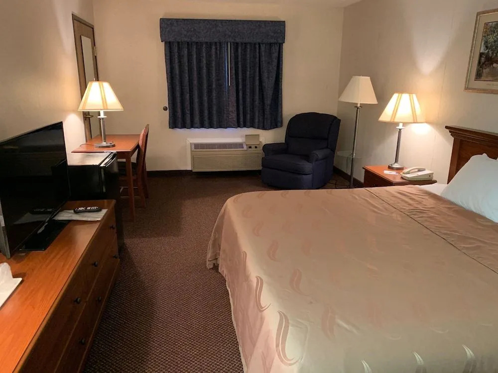 Lomira Inn and Suites