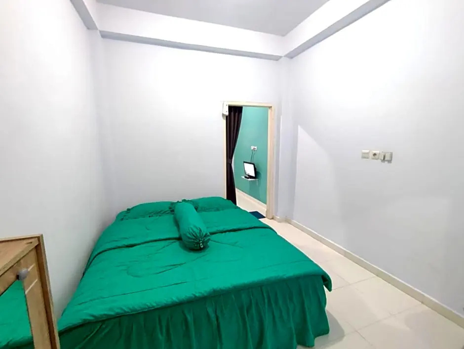 RedDoorz Syariah at Penginapan Queen Sungai Penuh