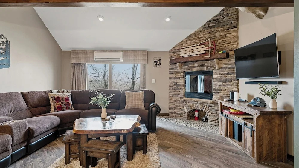 Sunbird Lodge by Avantstay Gated Community + Indoor Pool Access + Fitness Center + Tennis Court