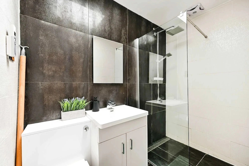 Windsor 5-bed House - Stroll to Castle - Sleeps 13