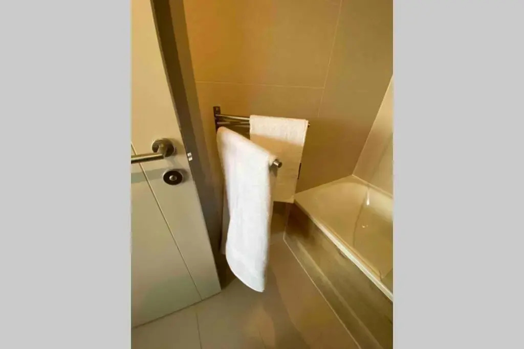 Departamento de lujo en suite, en el piso 38, Las Condes, costado de parques y malls