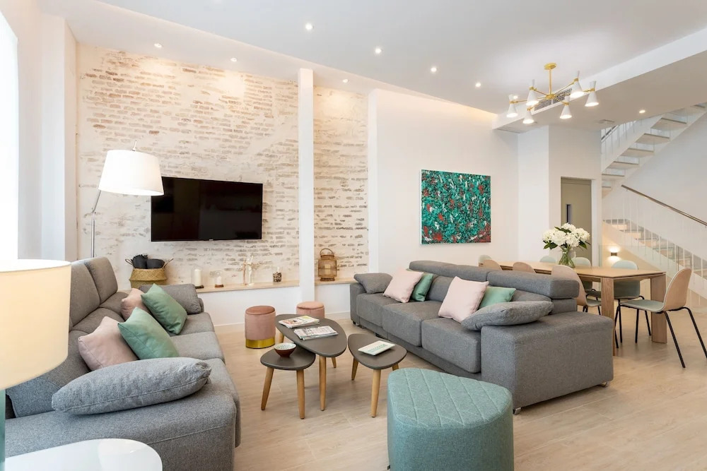 Bright House With 6 Bedrooms & 7 Bathrooms & 2 Terraces. General Castaños