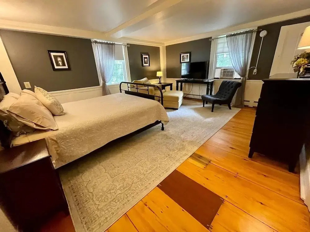 Home Near Hiking Biking w Hottub 6 Bedrooms