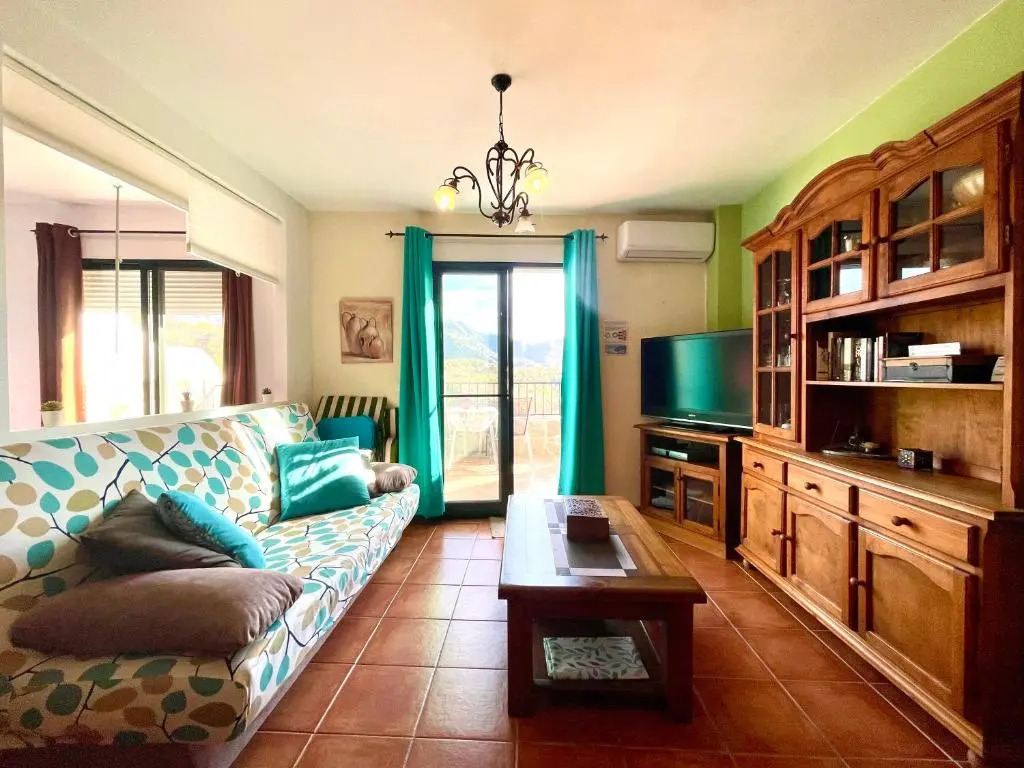 Apartamentos Axarquia 1, terraza privada con vistas a la montaña rio y al mar