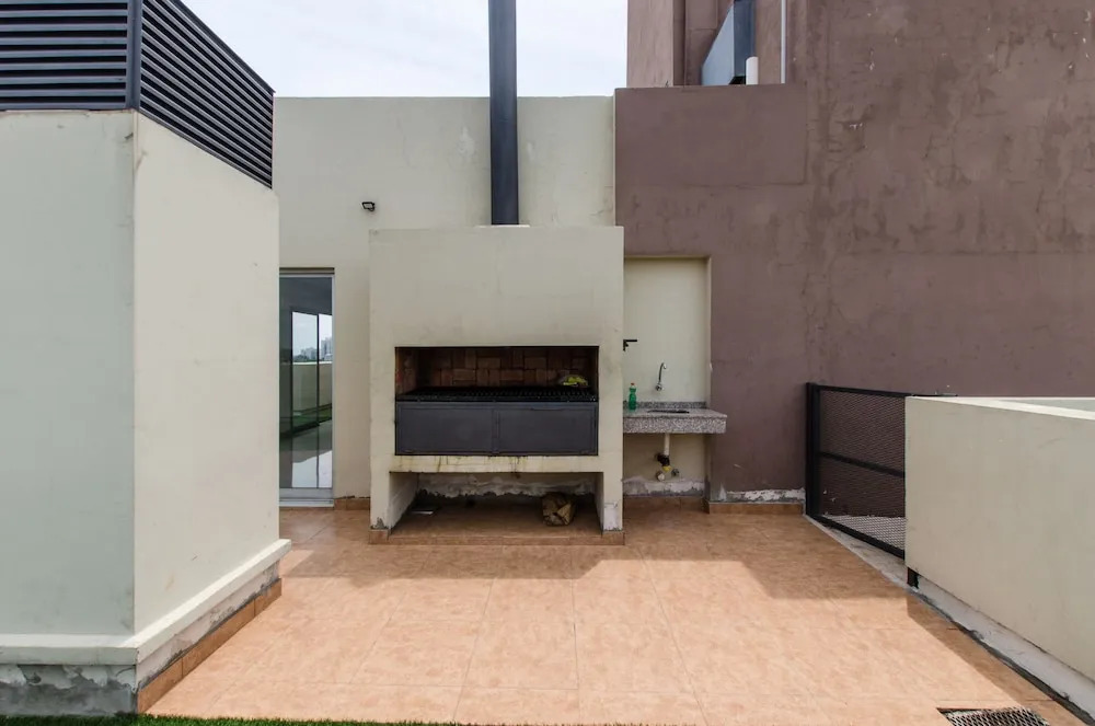 Modern 1 BR Apartment