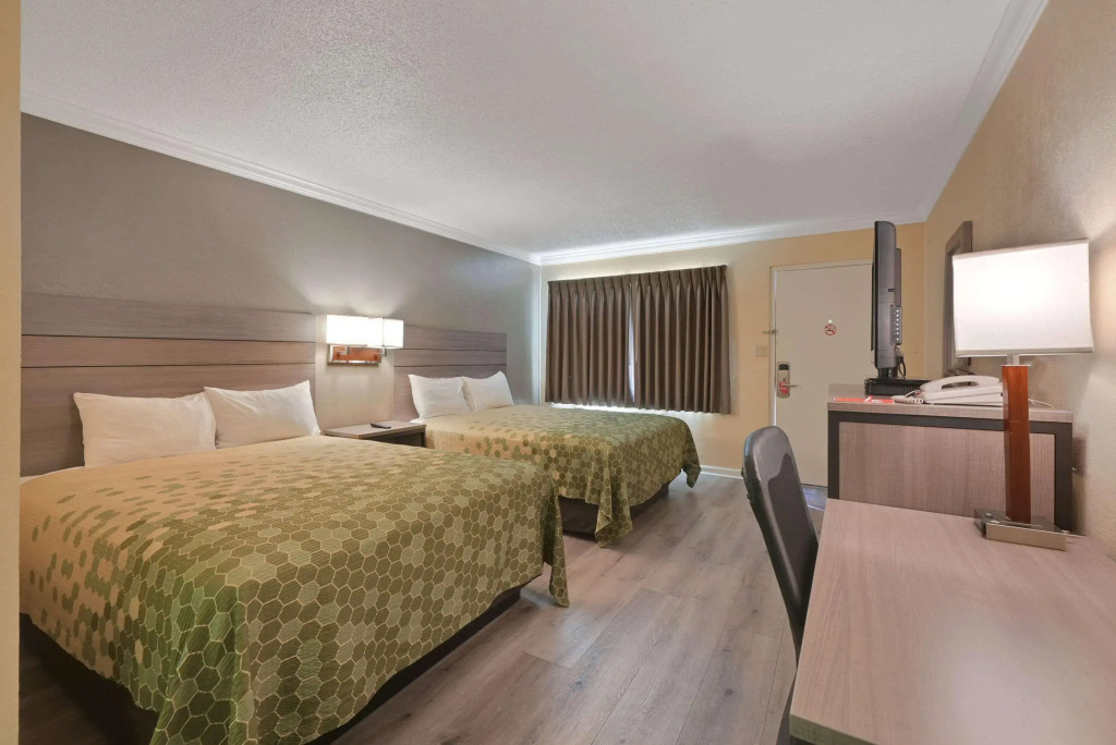 Econo Lodge Woodland near I-5