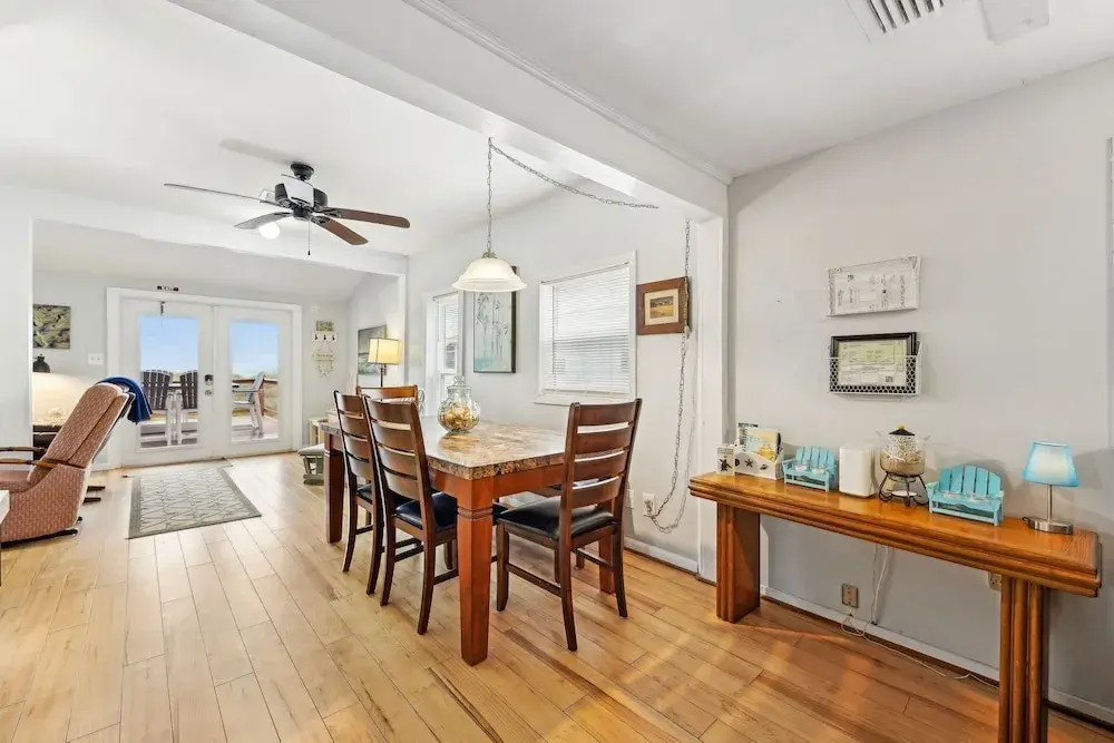 Spacious Beachfront Duplex - Top Floor - Dog Friendly 124 S Fletcher