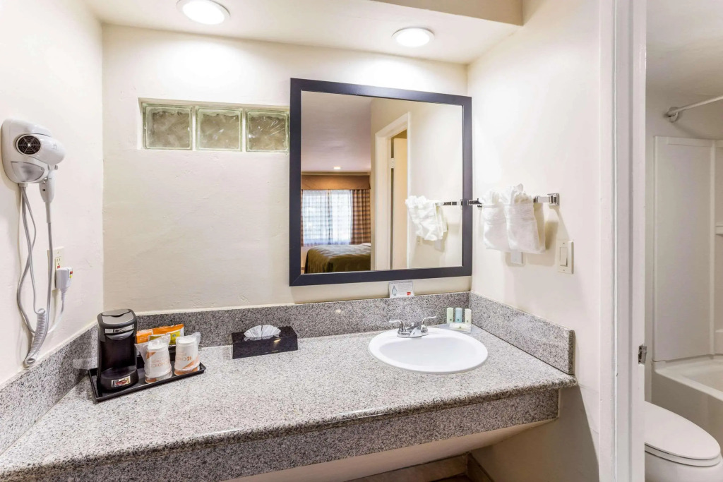 Mount Vernon Inn Escondido Downtown