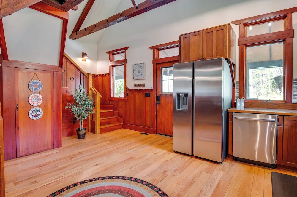 Hot Tub, Game Room! Stunning Home By Short Sands
