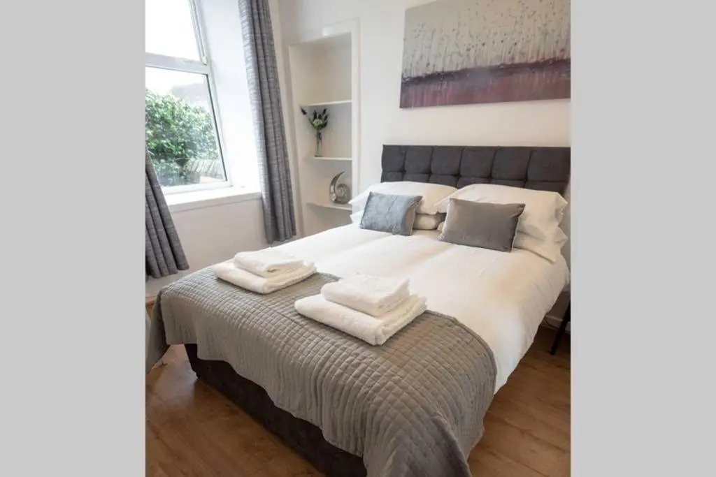 ☆ Quiet Ground Floor Apartment Near University ☆