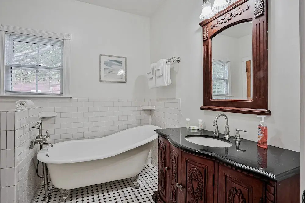 Classic Victorian Home Near Downtown With a Private Pool, Wifi, & Washer/dryer