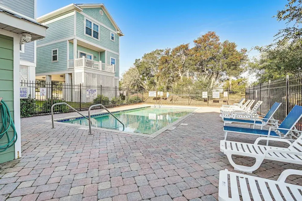 Walk to Shore: Myrtle Beach Home w/ Pool Access!
