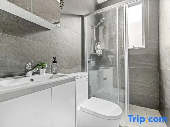 Private Room – Right by Campus & Main Street Amenities