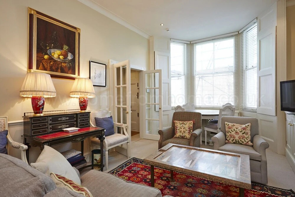 Kensington - Comfortable two bedroom ground floor property - 3 beds.