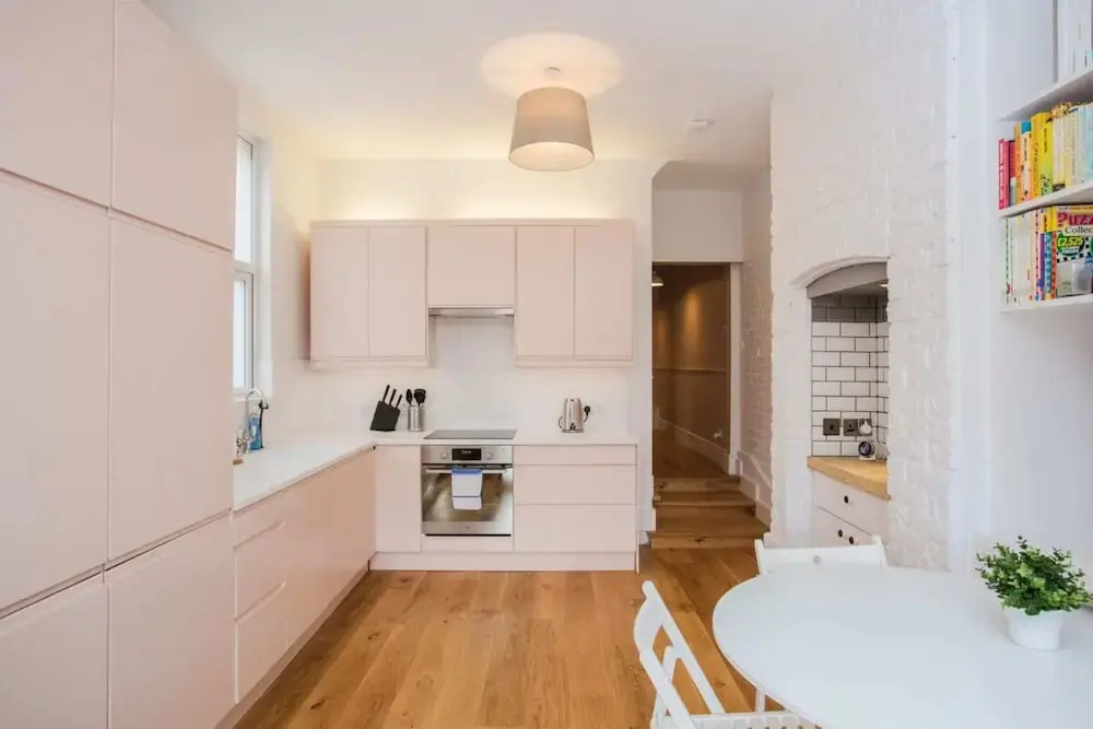 Stylish & Modern 3 Bed Flat in NW London With Garden