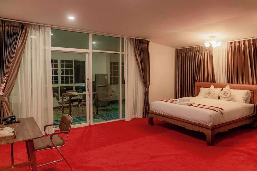 Baan Khlong Mae Kha Hotel