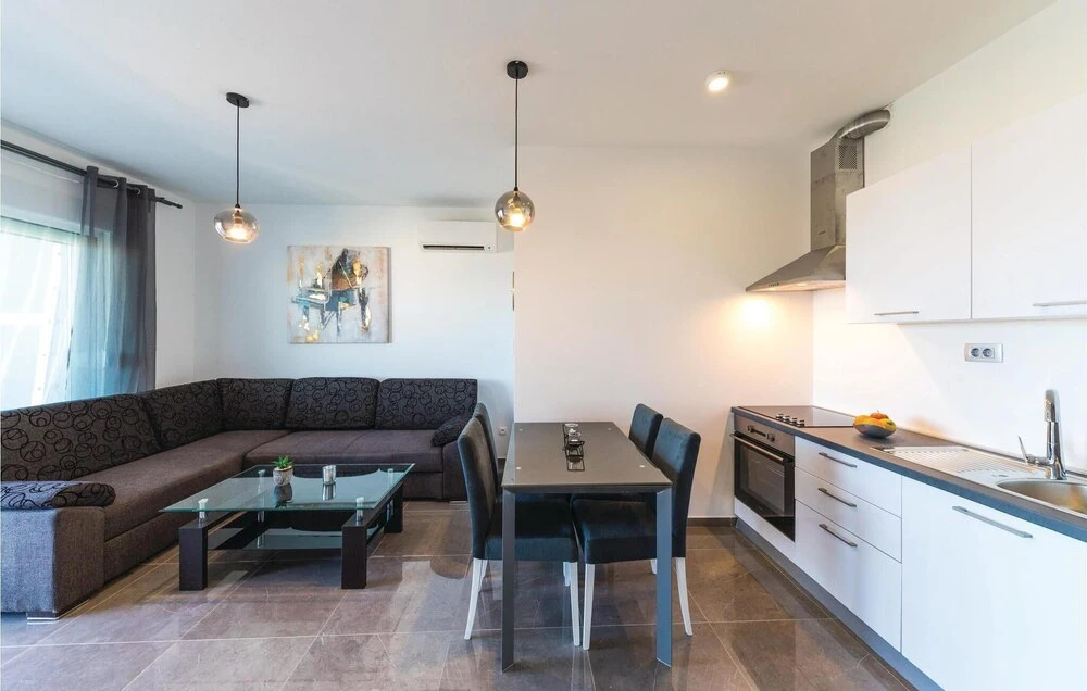 Nice Home in Kastel Luksic With 5 Bedrooms, Wifi and Outdoor Swimming Pool