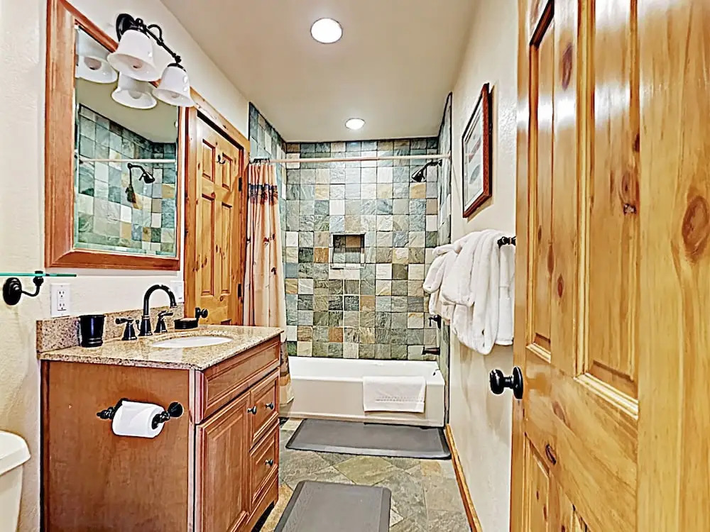 Mountain-view W/ Pool & Hot Tub, Near Skiing 2 Bedroom Condo