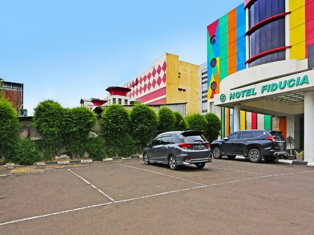 Super OYO Townhouse OAK Hotel Fiducia Serpong
