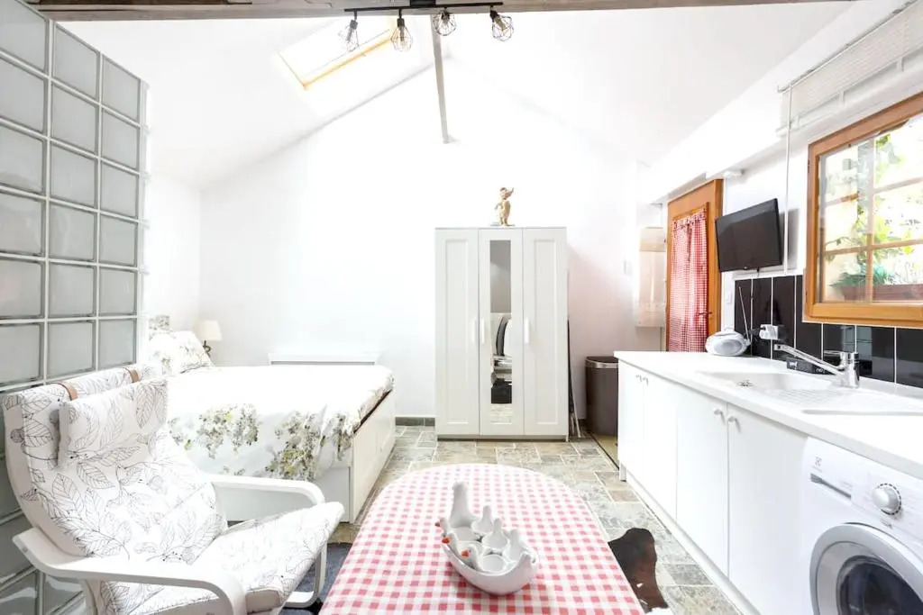 Studio avec jardin clos et wifi a Ville d'Avray a 1 km des pistes