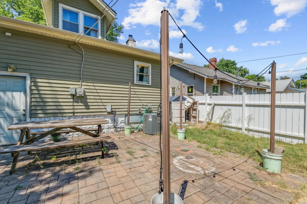 Cute, Cozy and Cheerful 3 Bedroom House!