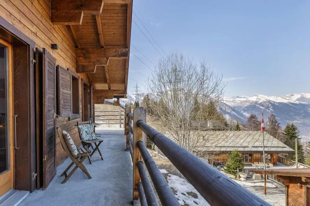 Chalet Capricorne -impeccable Ski in out Chalet With Sauna and Views