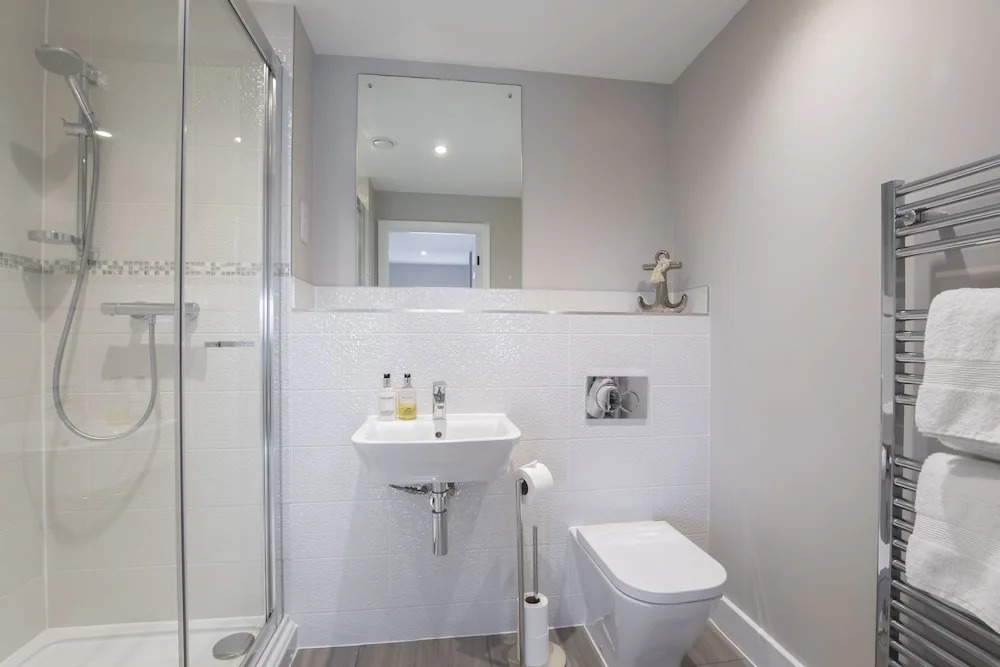 Elliot Oliver - Luxury 3 Bedroom Town Centre Apartment With Parking