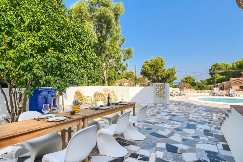 Villa for 10 with swimming pool and sea view