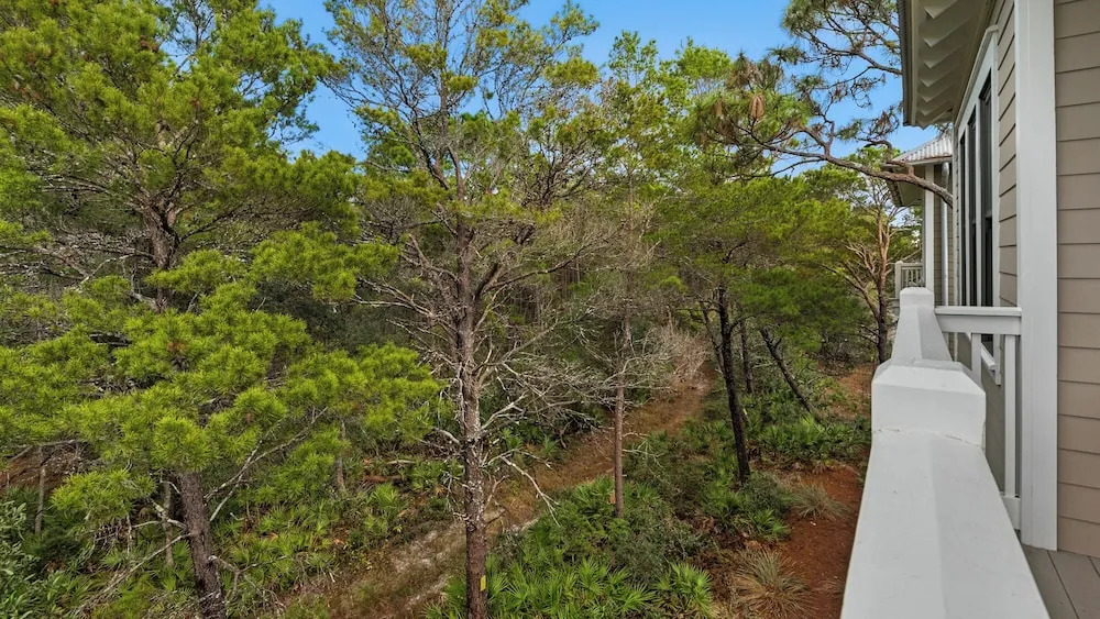 4 Minutes to Beach + Community Pool ~ Stunning Modern Home for 12