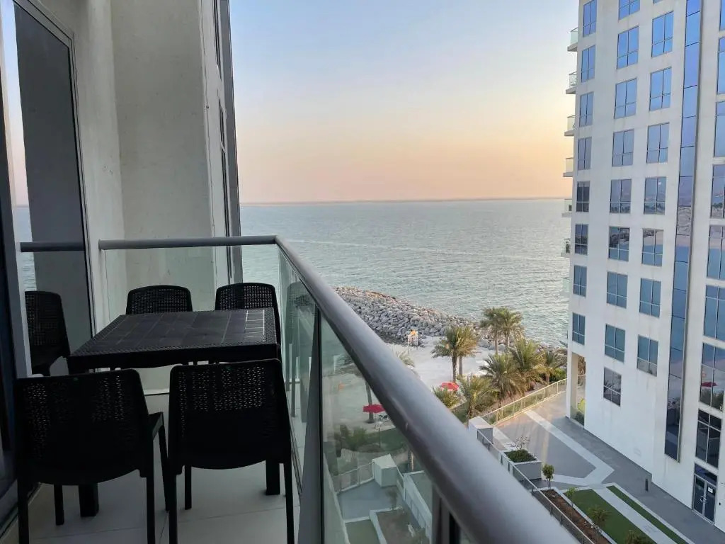 Art-Centric Signature Apartment With Beach-View
