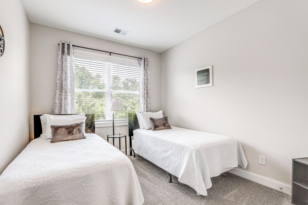 7 Mi to Dtwn: Sleek Retreat in Atlanta!