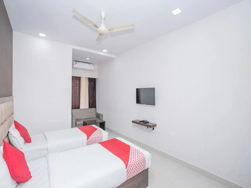OYO 15352 Sahara Suites