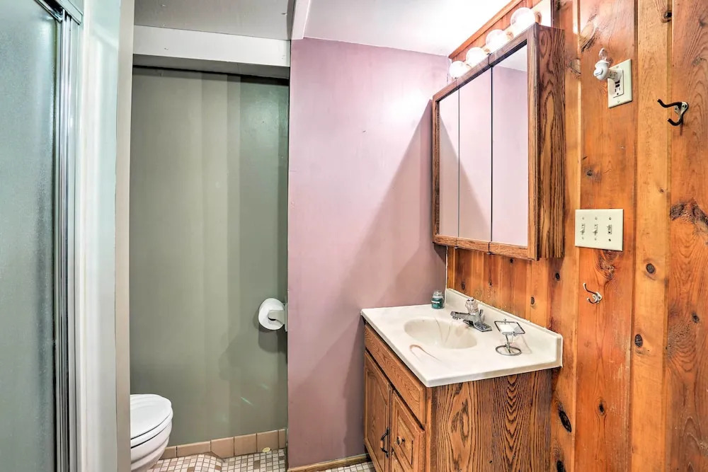 Walk to Downtown: Custer Retreat w/ Fire Pit!