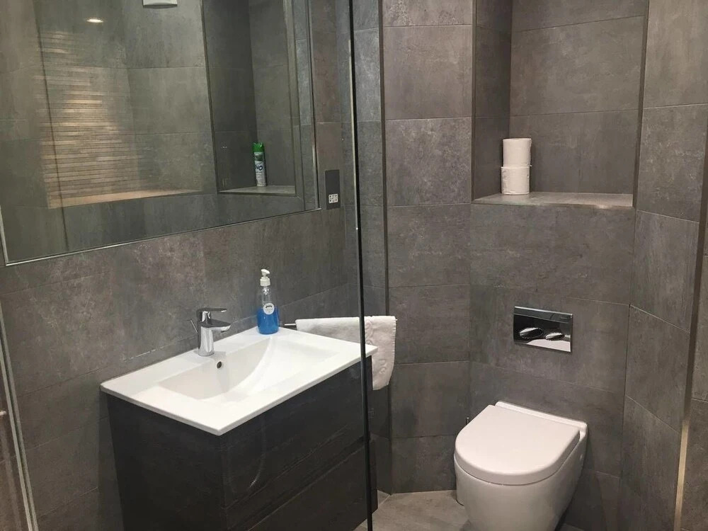 Airy 2 bed 2bath Flat Close to Oxford St!