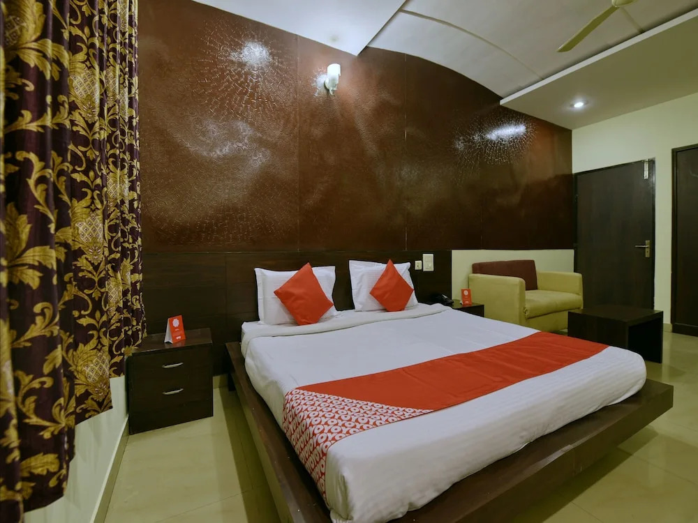 OYO 11754 Hotel Classic 7