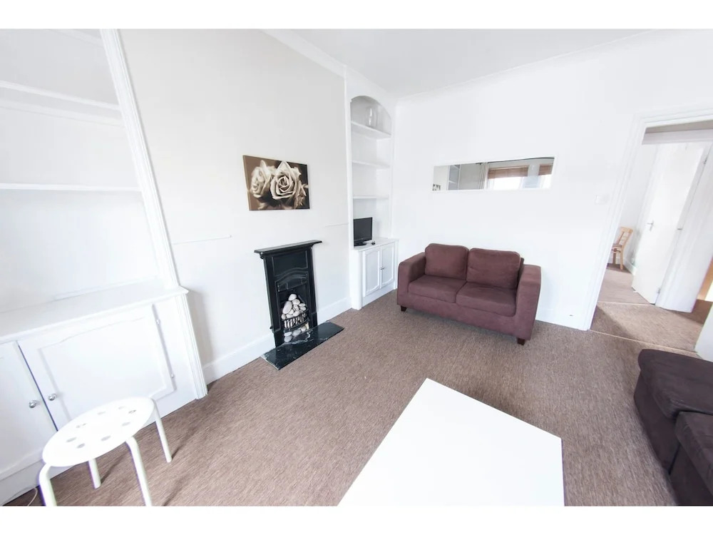 Bright, Spacious 1BR Flat for 2 in Walham