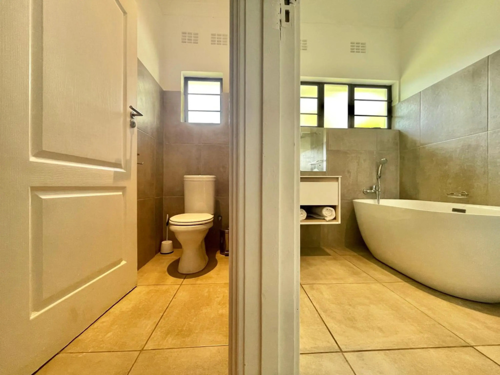 Entire House in Beacon Bay - Golden Location
