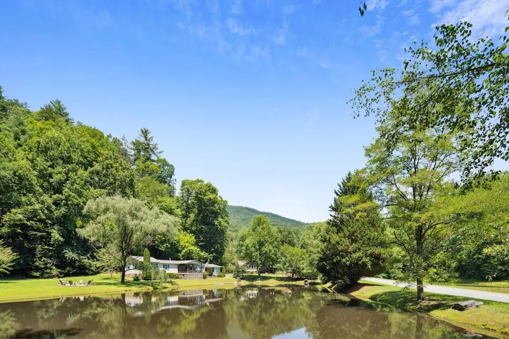Twin Ponds Retreat-Pond/Hot Tub/Fire Pit/Game Room/Pet Friendly by RedAwning