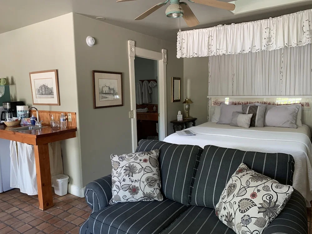 The Cottage at 241 North
