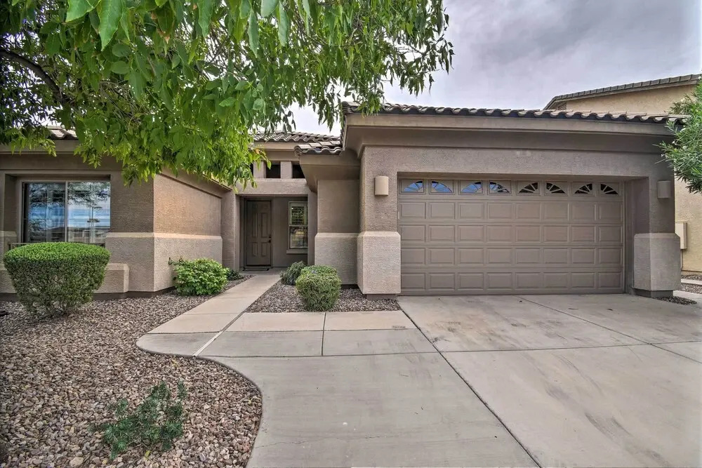 Spacious Surprise Home: 6 Mi to Wildlife World Zoo