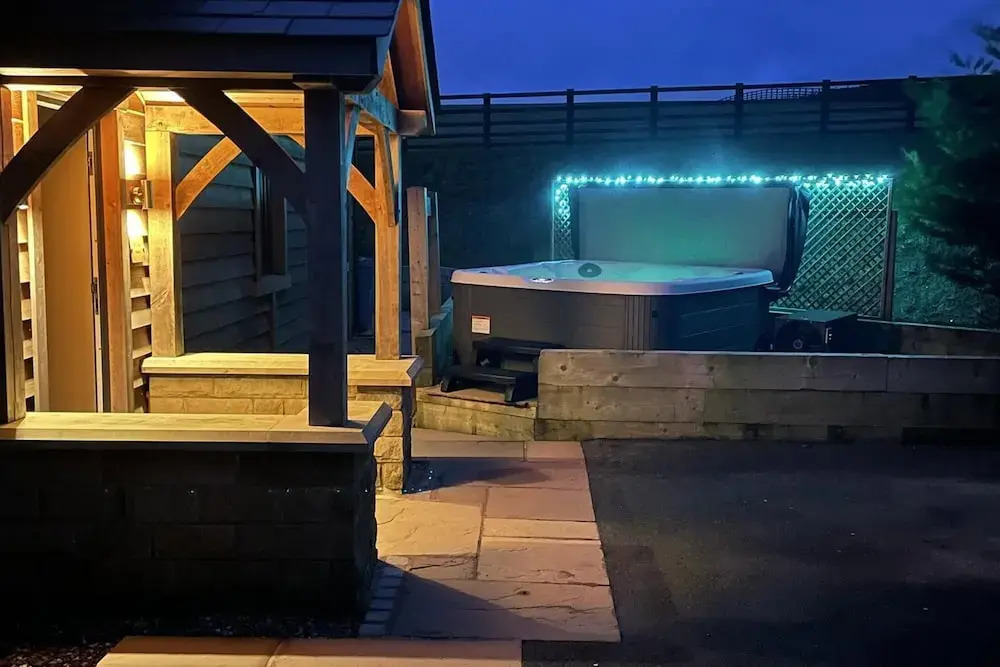 Pendle View Sleeps 8 with Hot Tub